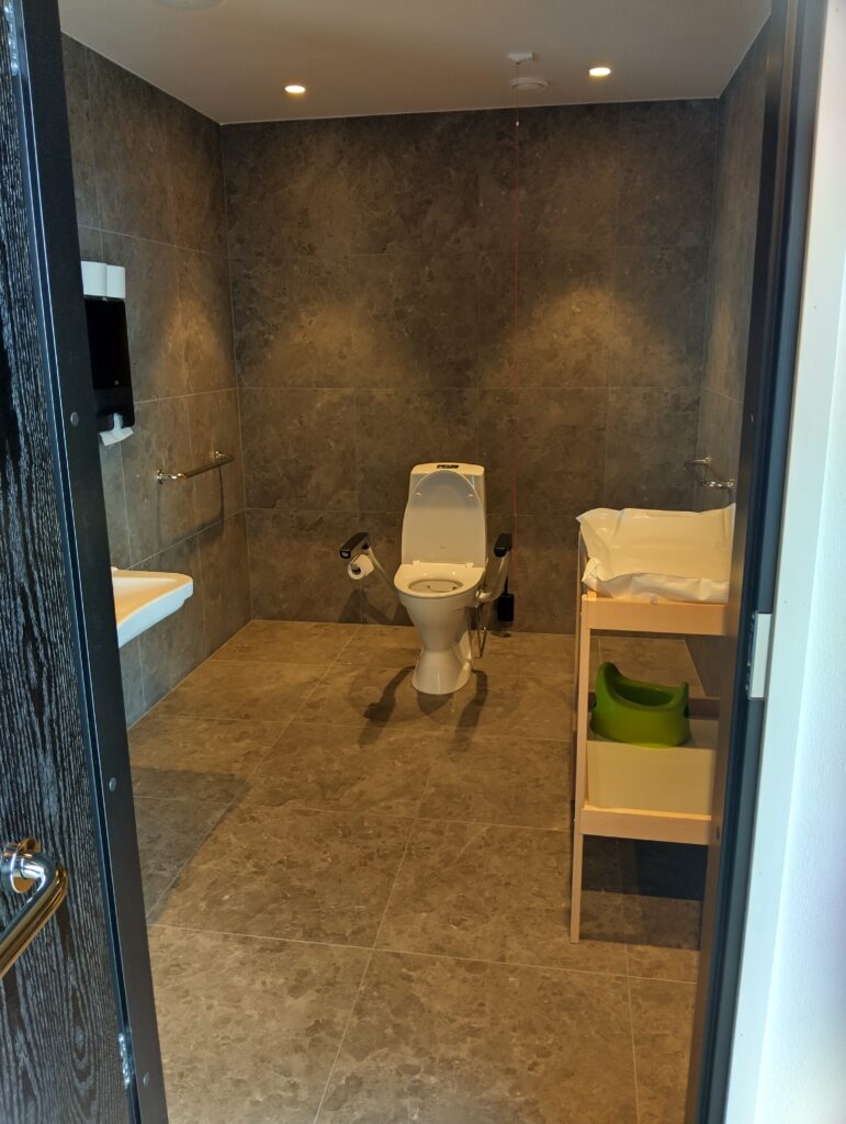 Inva- ja lastenhoito-WC