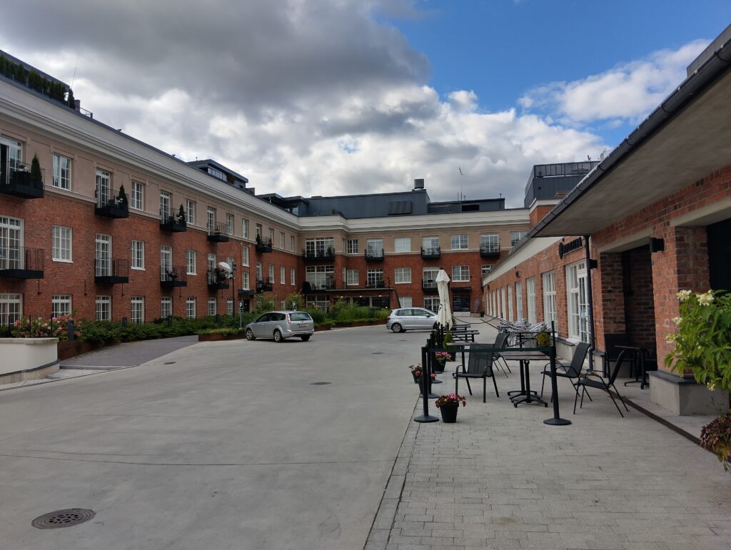 Tiilirakennuksen sisäpiha