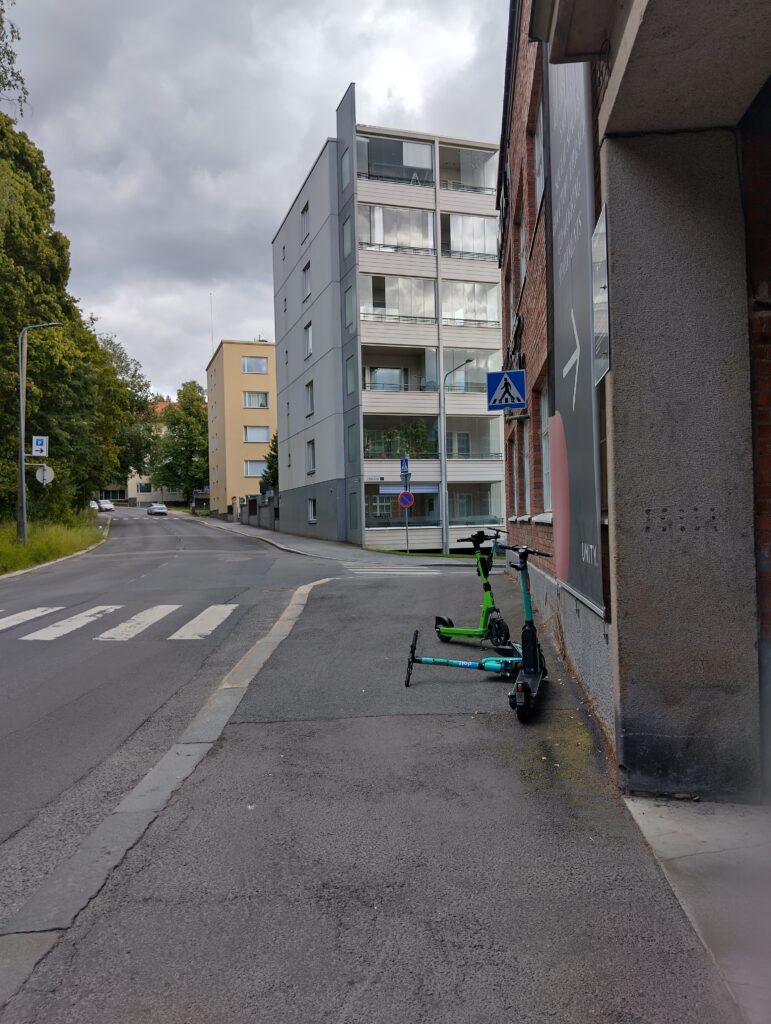 Katu, suojatie ja kerrostalo